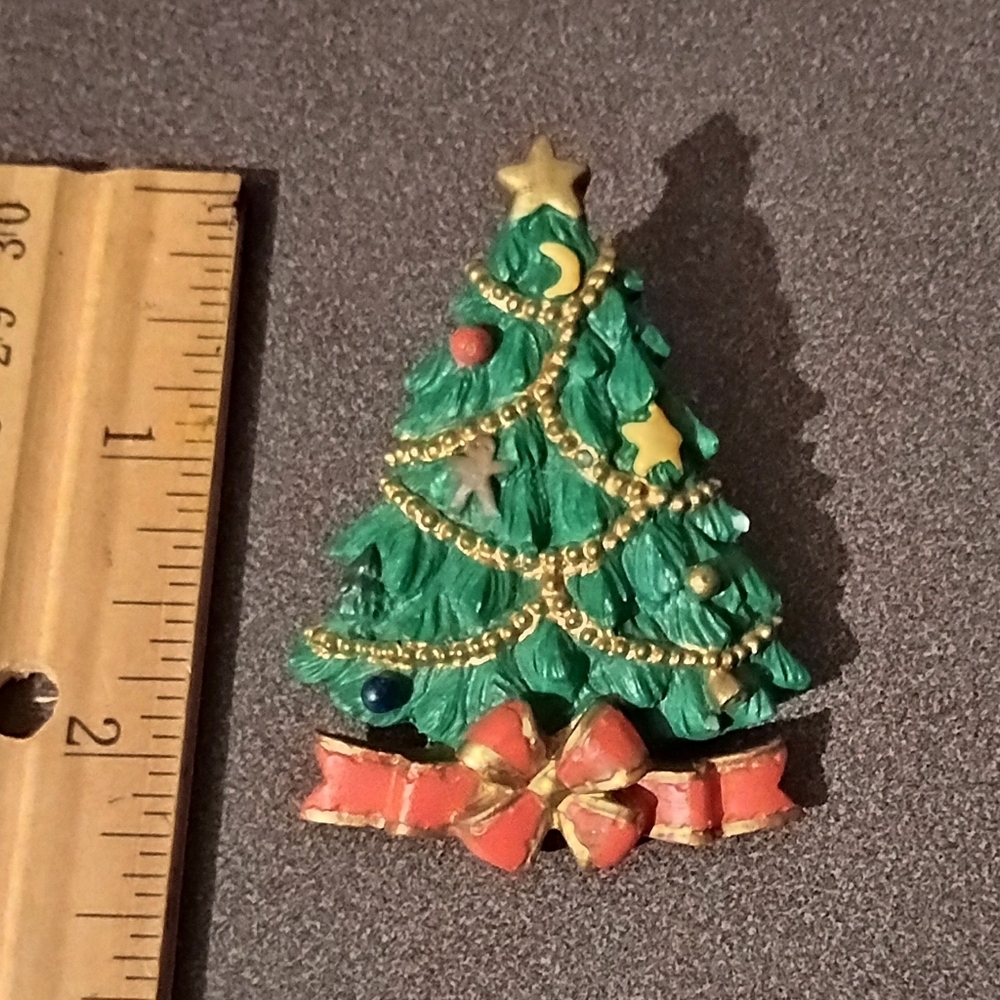 Christmas Tree Holiday Vintage Collectible Lapel pin A-2
